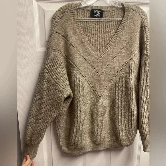 *SOLD* LUXE Cozy Neutral Colored Sweater Size Medium - Picture 2 of 5